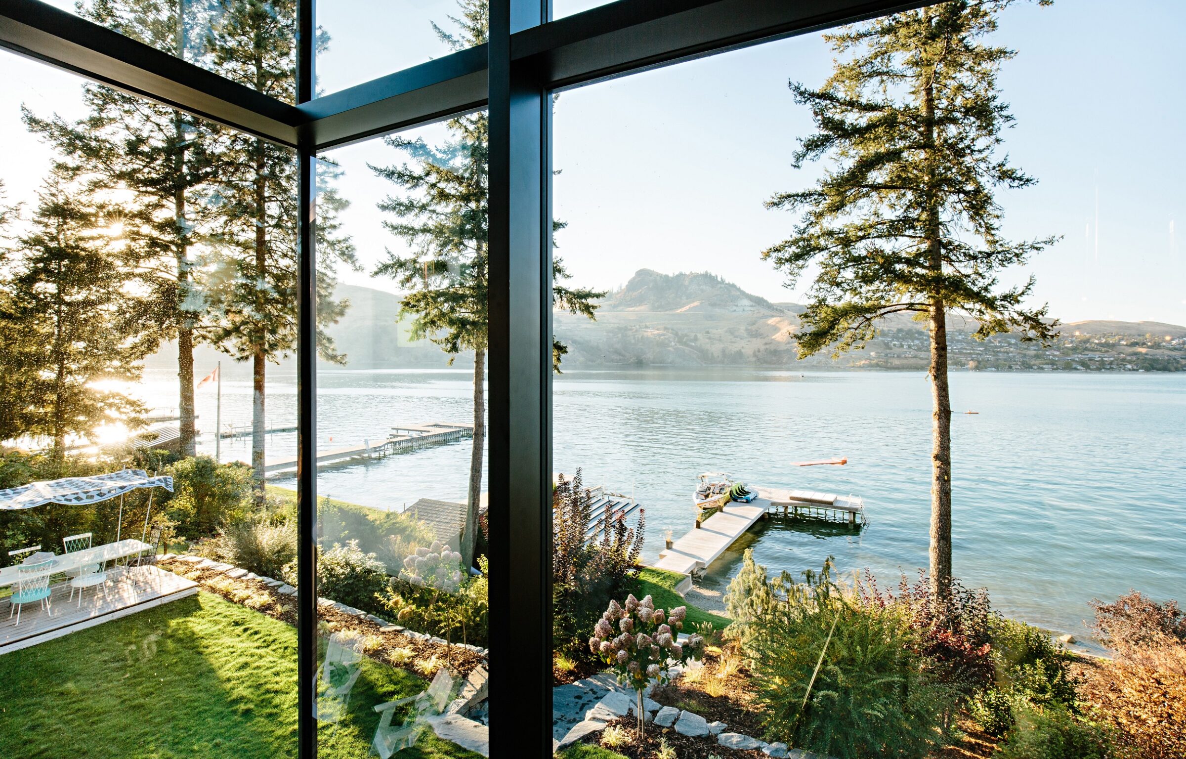 Home on a Lake of a Thousand Colours — project image 13